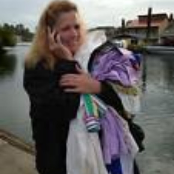 Meet your Posher, Debra - Picture 1 of 1